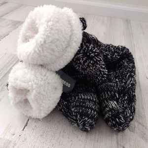 Express Slipper Socks Women's Black Poms